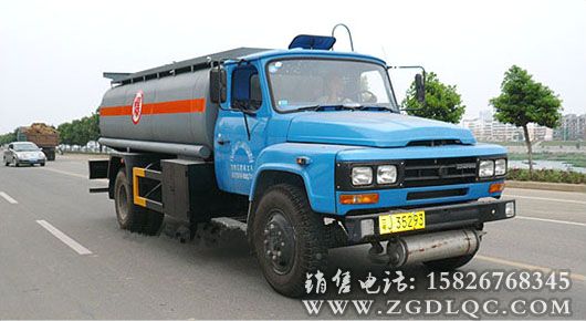 東風(fēng)尖頭汽油機(jī)加油車