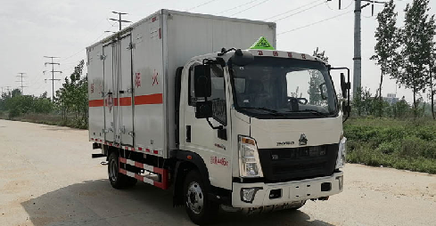 重汽易燃固體廂式運(yùn)輸車(chē)