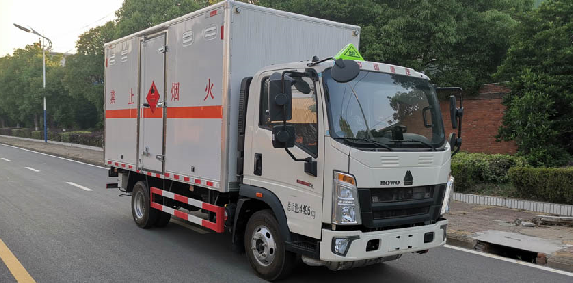 重汽易燃液體廂式運(yùn)輸車(chē)