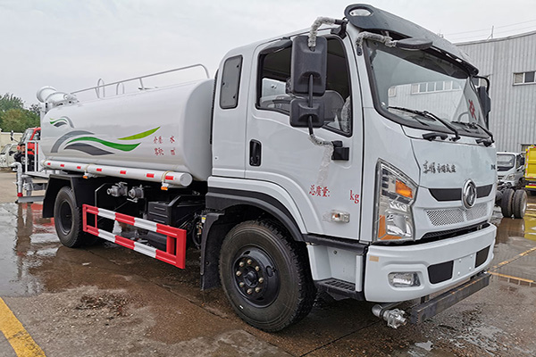 東風(fēng)灑水車 東風(fēng)灑水車