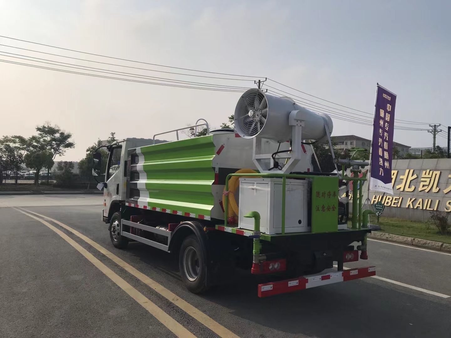 福田領(lǐng)航藍(lán)牌灑水車 福田領(lǐng)航藍(lán)牌灑水車